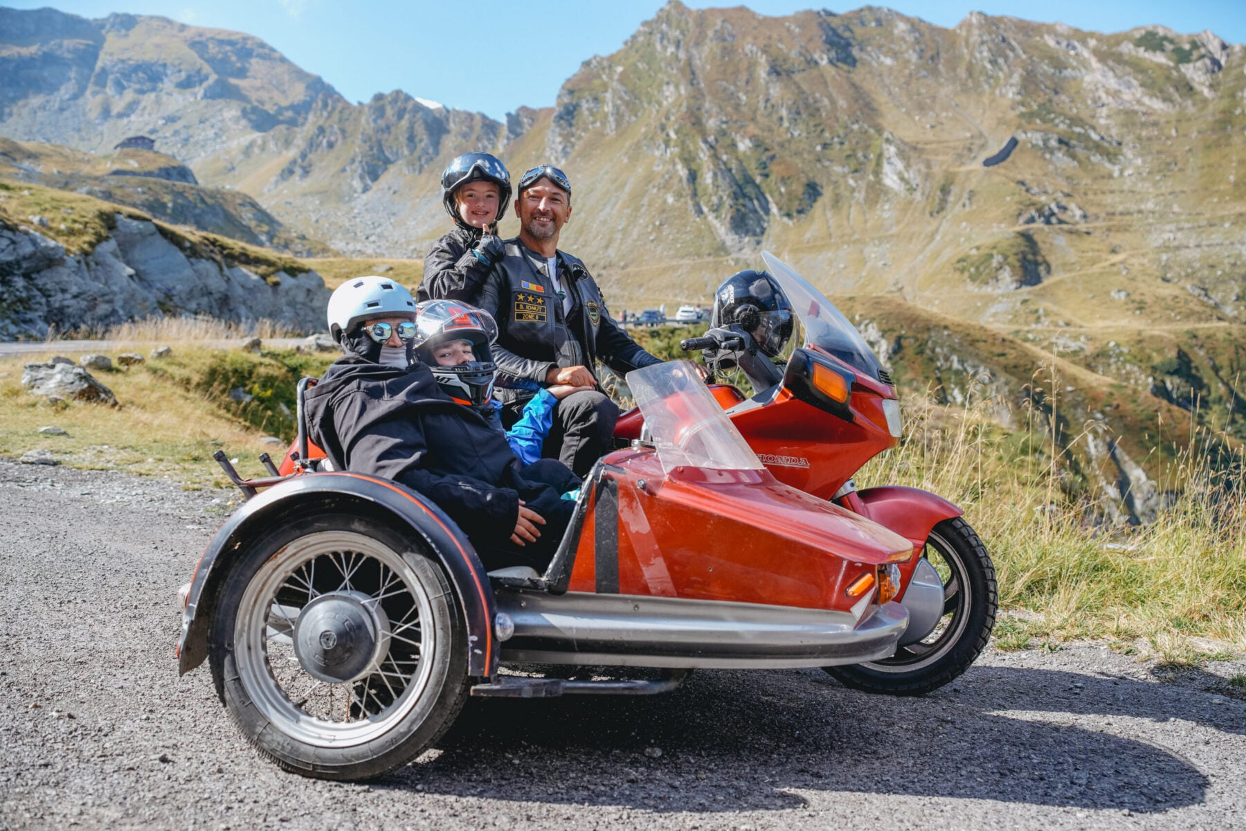 Proiectul „Transfăgărășan fără limite” a facilitat plimbarea cu motocicleta sau ATV-ul pe Transfăgărășan pentru persoanele cu dizabilități. Foto: Caiac SMile