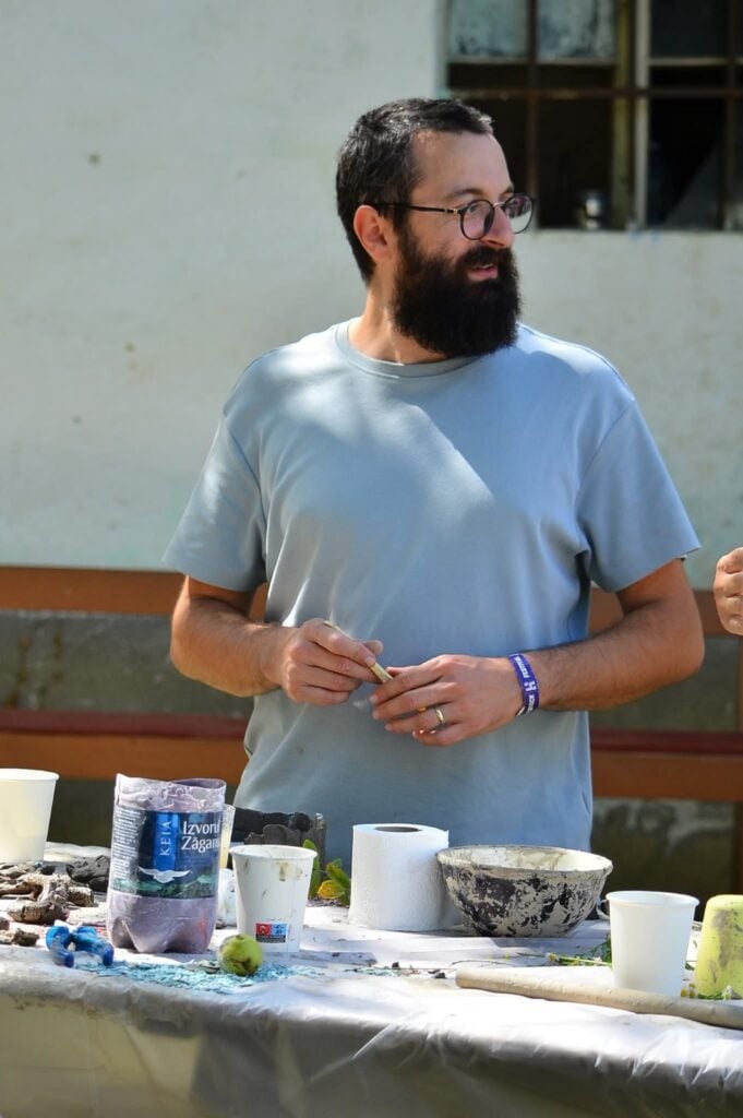Originar din Craiova, Andrei s-a mutat din Norvegia, împreună cu familia, în satul Amnaș, unde a pus bazele unei asociații. Foto: arhiva personală