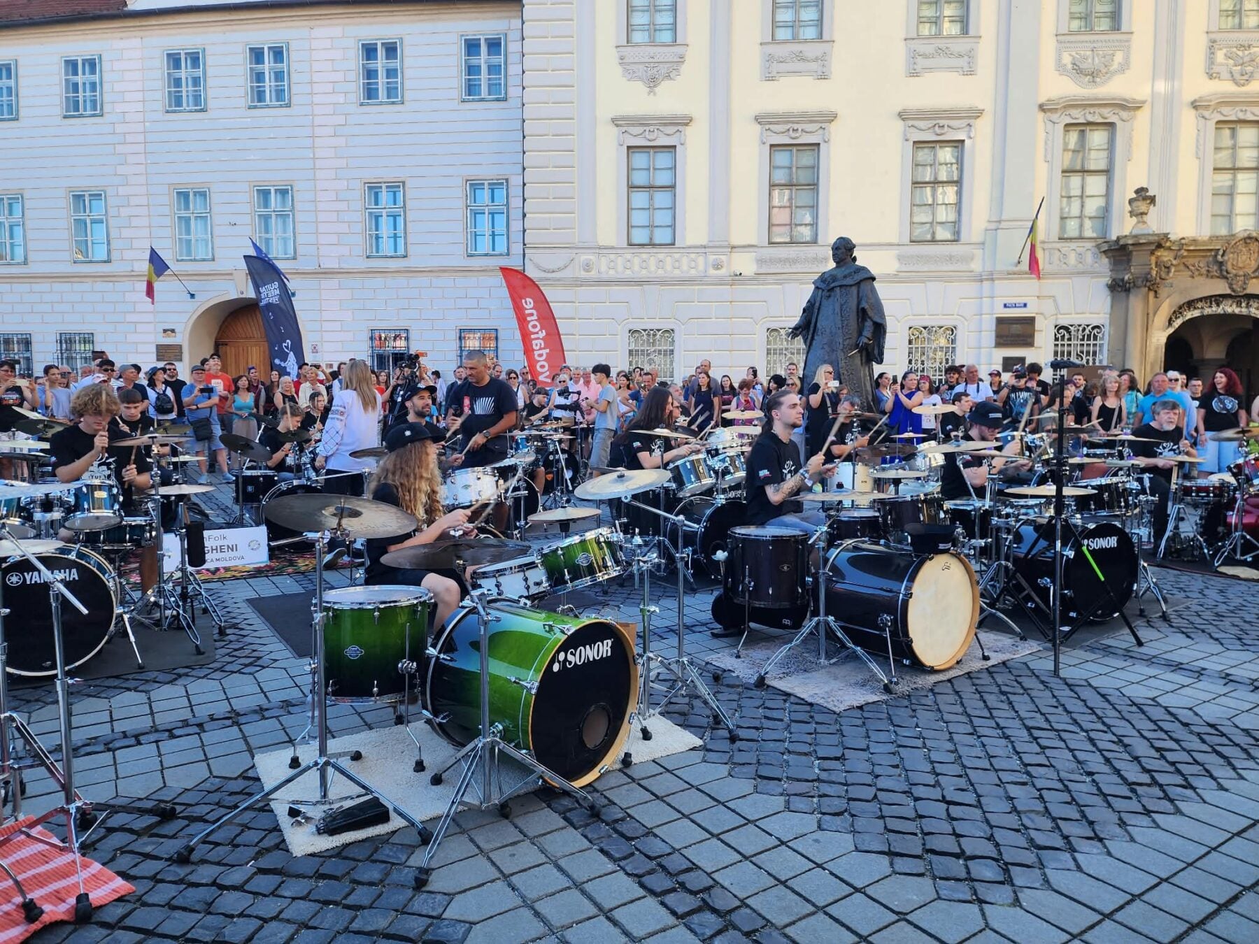 Toboșarii din cadrul concertului de deschidere au venit din mai multe zone din țară și din străinătate. Foto: turnulsfatului.ro