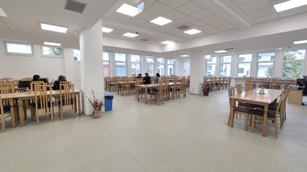 Cantina Universității „Lucian Blaga” este deschisă în fiecare zi între 12:00-15:00 și se găsește în campusul ULBS de pe Bulevardul Victoriei. Foto: turnulsfatului.ro