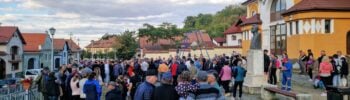 Aproximativ 100 de localnici, ieșiți în fața Căminului Cultural din Rășinari pentru a protesta proiectul minier. 28 septembrie 2026 Foto: arhiva turnulsfatului.ro