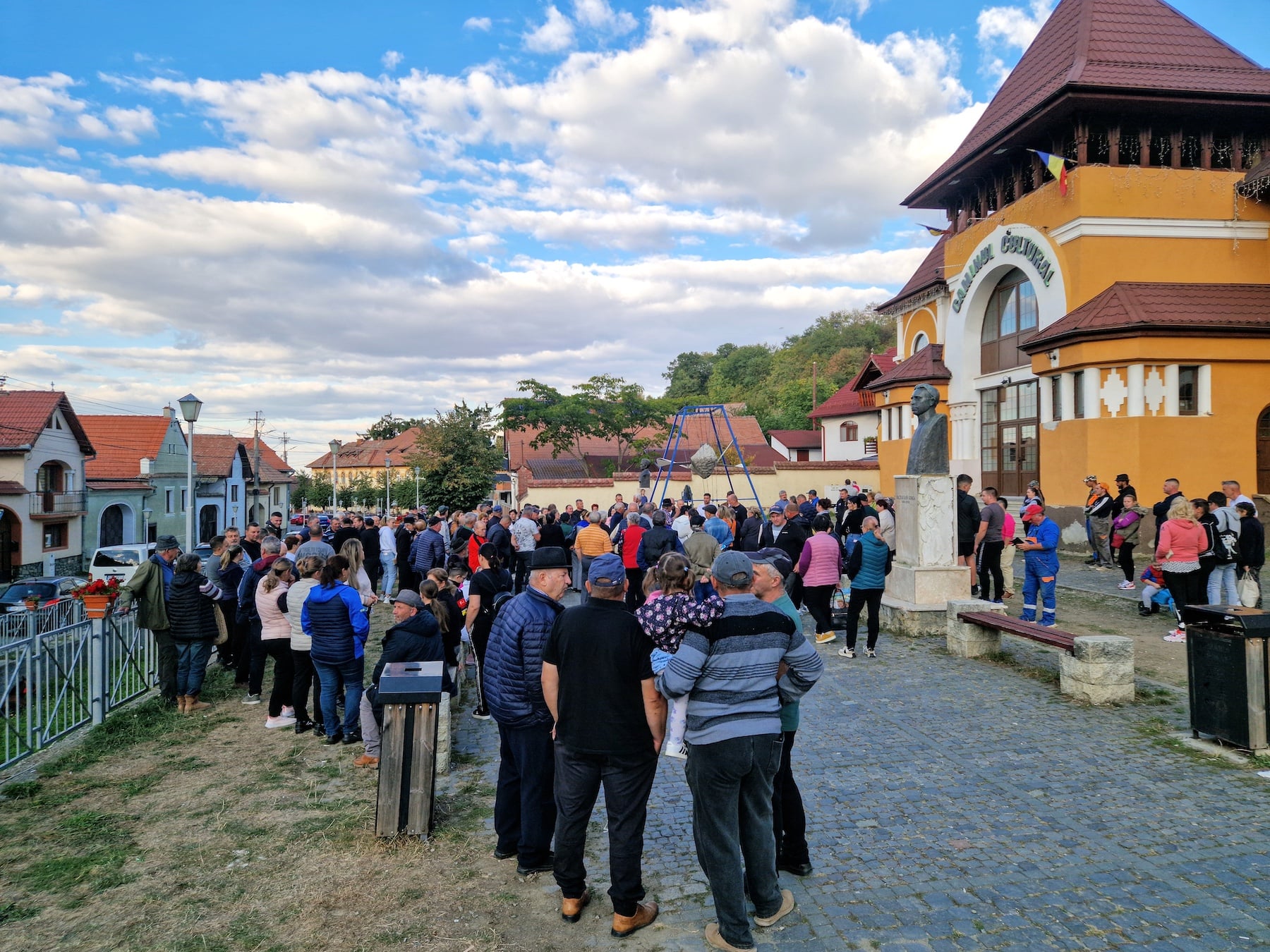 Peste 100 de rășinăreni s-au strâns în fața căminului cultural, pregătiți să semneze împotriva unei cariere de magneziu la ei în comună. Foto: turnulsfatului.ro
