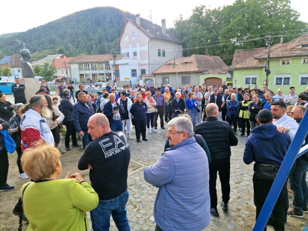 În fața cetățenilor au venit consilieri locali din partea mai multor formațiuni. Foto: turnulsfatului.ro
