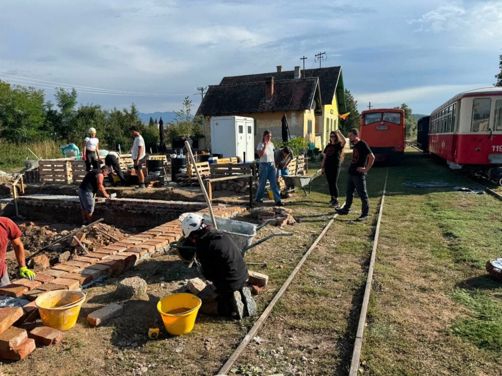 ambulanța pentru monumente, depozit gara Cornățel