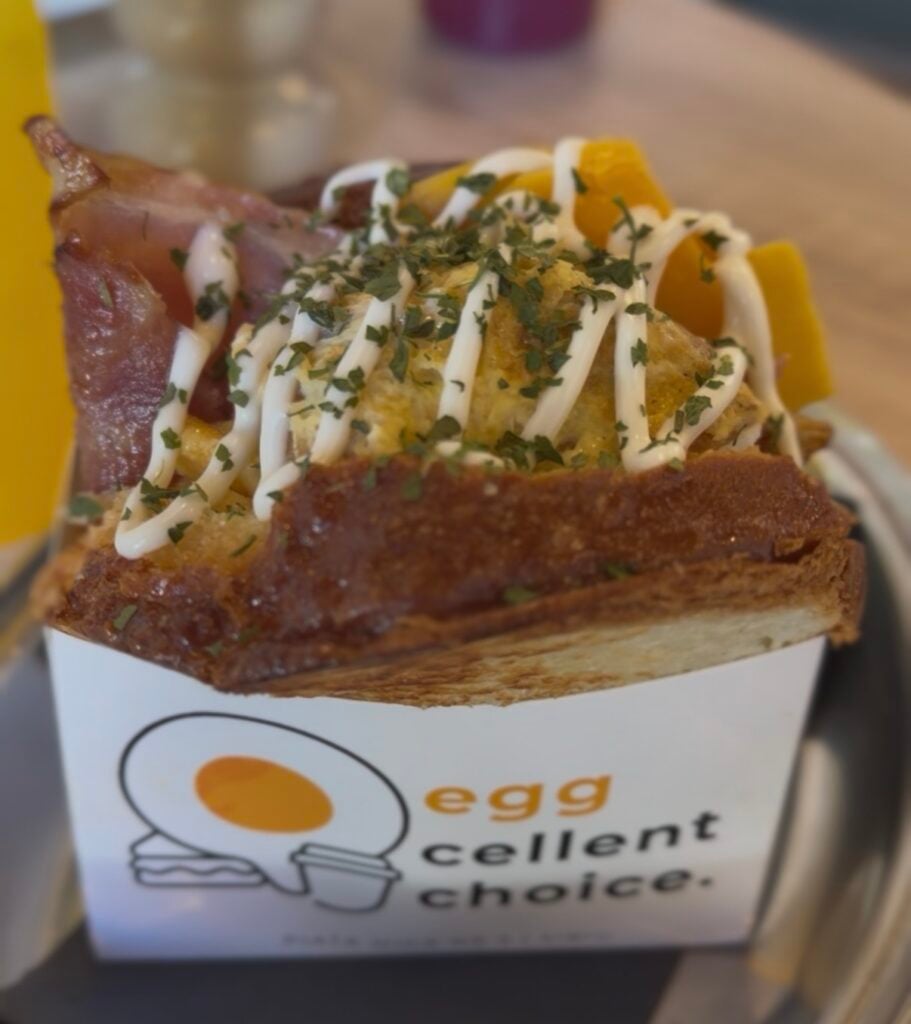 Sandwich cu bacon și cheddar