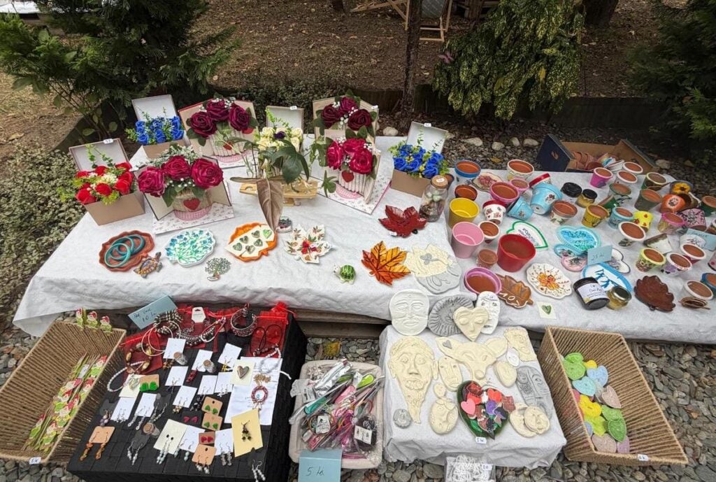 Bazar caritabil al Asociației Sus Inima/Foto: turnulsfatului.ro