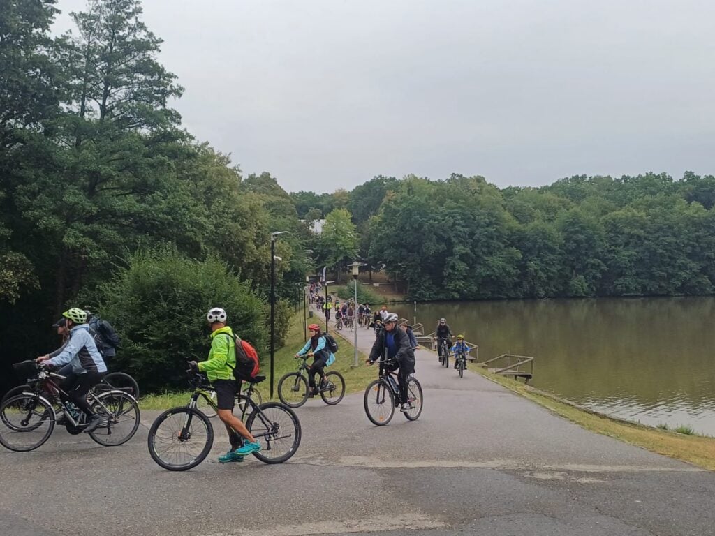 Bicicliștii, sosind la Târgul de Țară din Muzeul ASTRA. Foto: turnulsfatului.ro