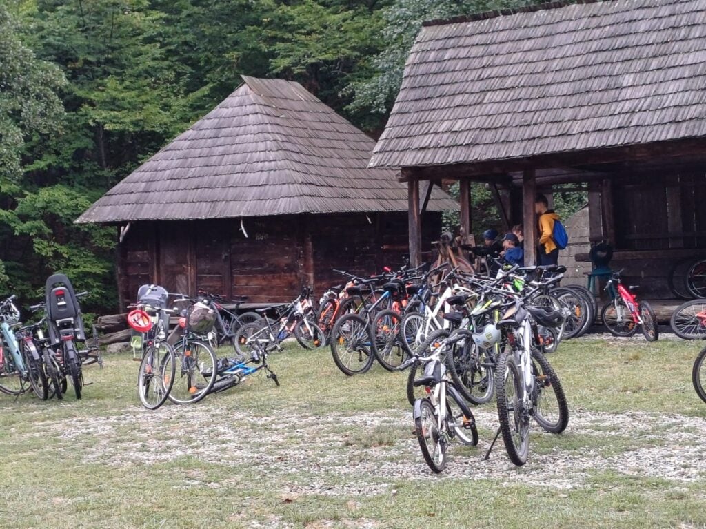 Bicicletele parcate în timp ce participanții se bucură de mâncarea caldă de la Muzeul ASTRA. Foto: turnulsfatului.ro