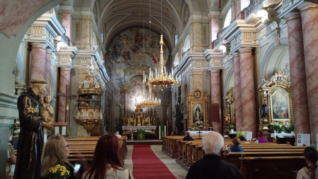 Interiorul Bisericii romano-catolice din Sibiu. Foto: turnulsfatului.ro