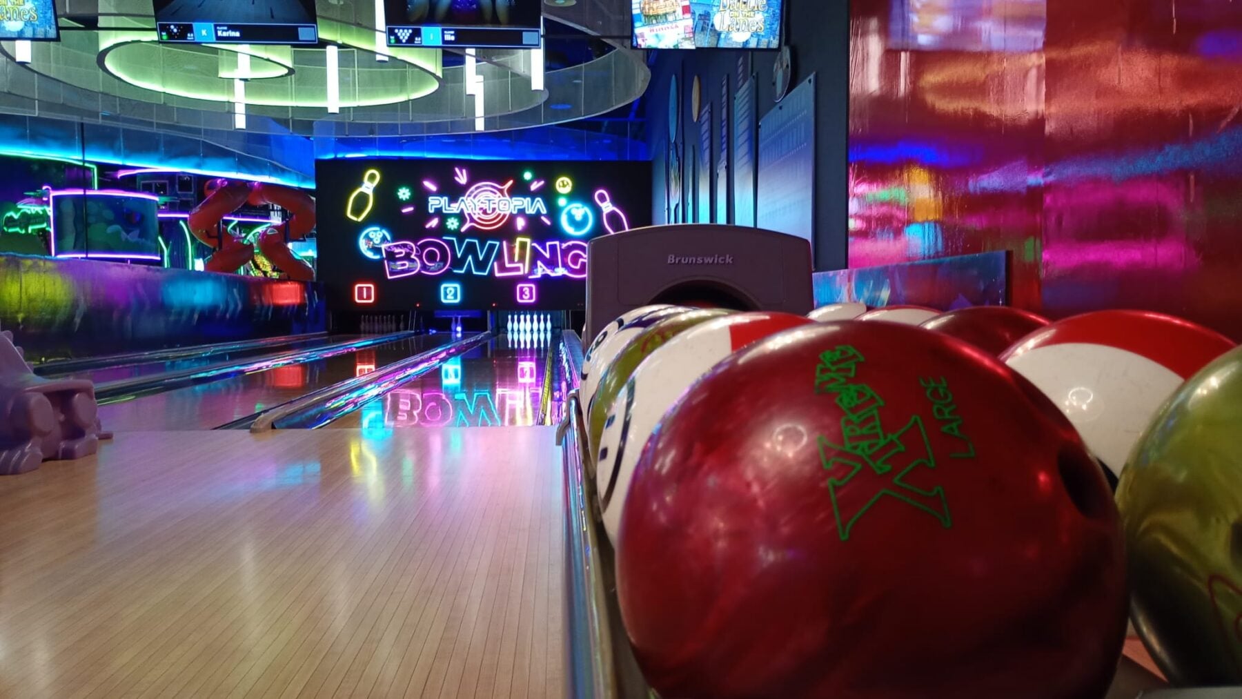 Noua sală de bowling este destinată familiilor, grupurilor de prieteni și evenimentelor corporate. Foto: turnulsfatului.ro