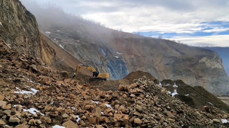 Proiectul unei exploatări miniere în zona Mărginimii Sibiului întâmpină o opoziție în creștere din partea populației. Foto: cariera de piatră de la Săliște / arhiva turnulsfatului.ro