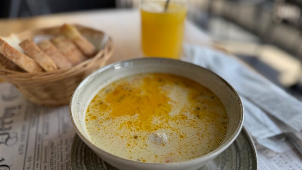 Nu s-au zgârcit deloc la perișoare, a fost groasă, consistentă, cu orez pe lângă legume, exact genul de ciorbă care te face să uiți că afară sunt temperaturi de cuptor