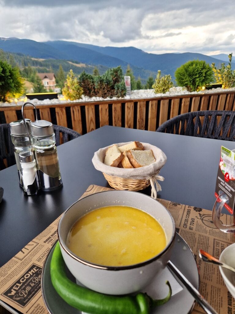 Ciorbă de pui a la grec, pe terasa Traxilvania. Foto: turnulsfatului.ro
