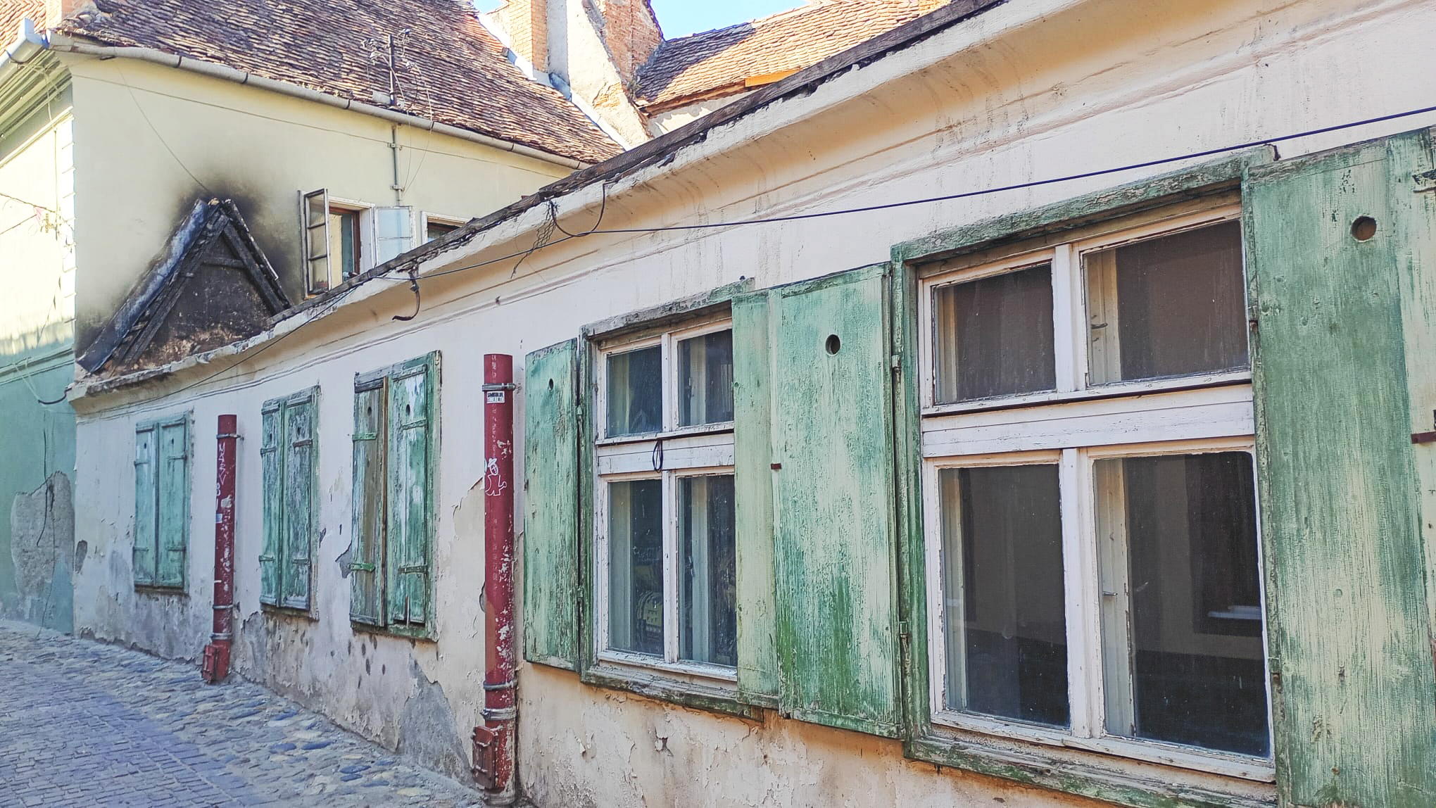 Clădirea care a ars în Piața Aurarilor, în iulie. Foto: turnulsfatului.ro