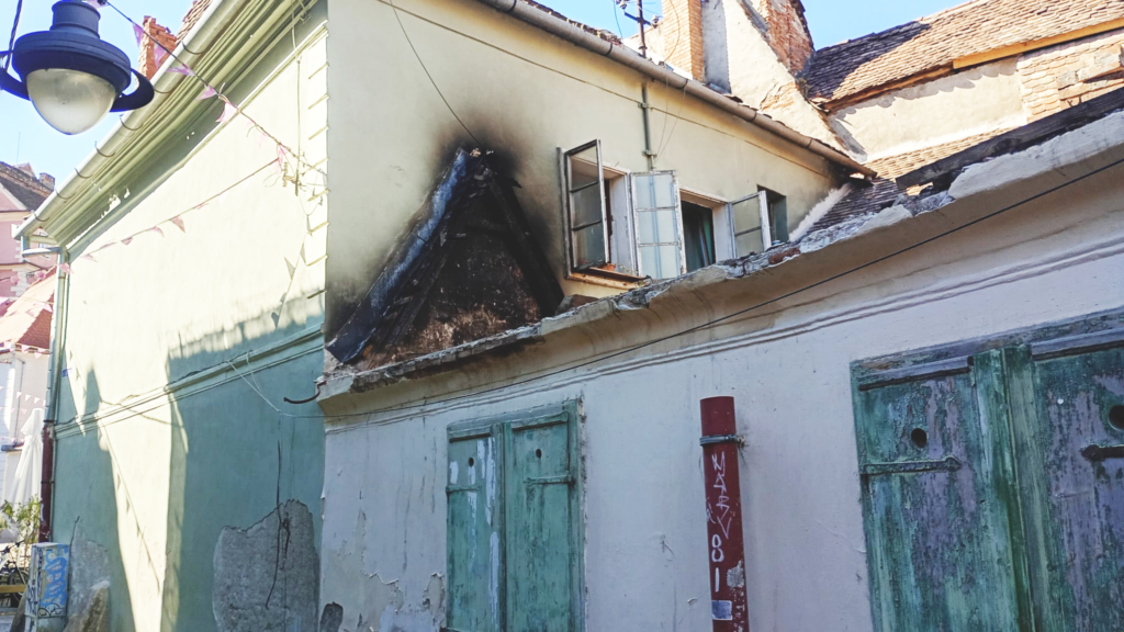 Acoperișul clădirii, principalul element vizat de lucrările de reabilitare. Foto: turnulsfatului.ro