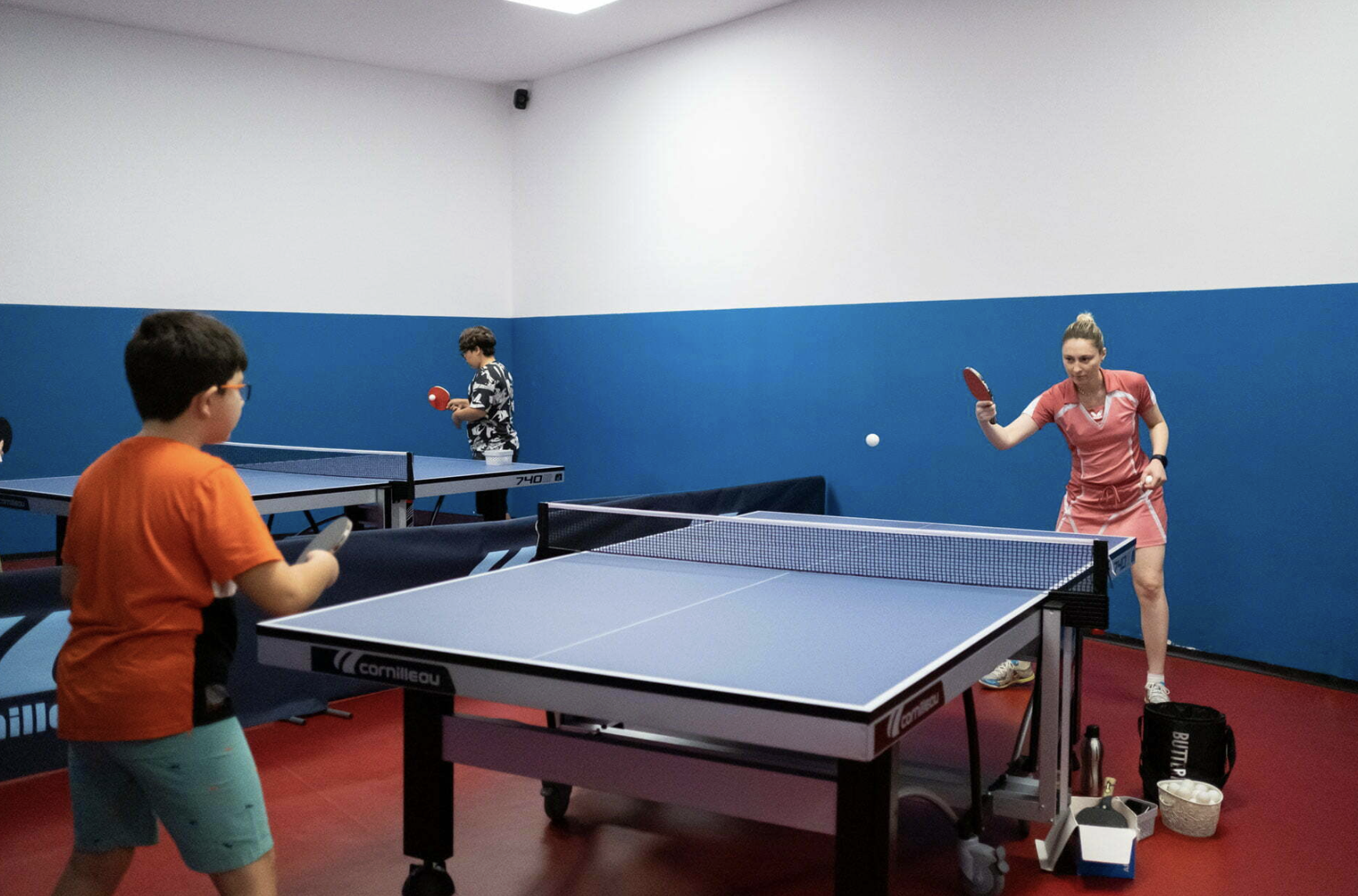 Claudia Bînță predă tenis de masă adulților și copiilor din Sibiu/Foto: Arhiva Personală