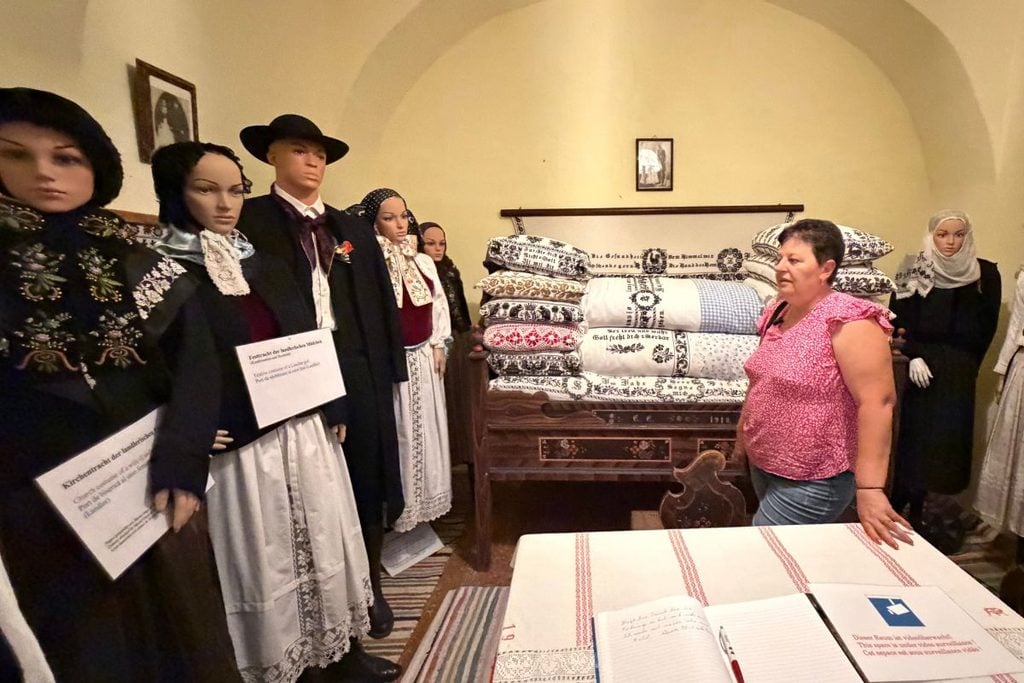 Tradițiile landlerilor, chiar și cele vestimentare, și-au lăsat amprenta peste comunitatea locală.