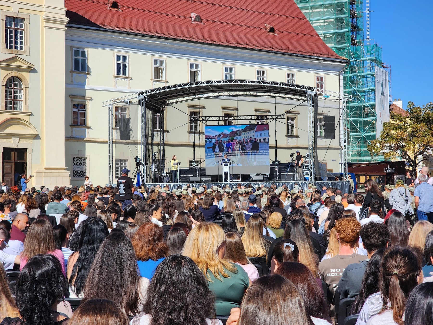 Piața Mare găzduiește de 14 ani festivitatea comună prin care ULBS și AFT marchează începutul anului universitar. Foto: turnulsfatului.ro