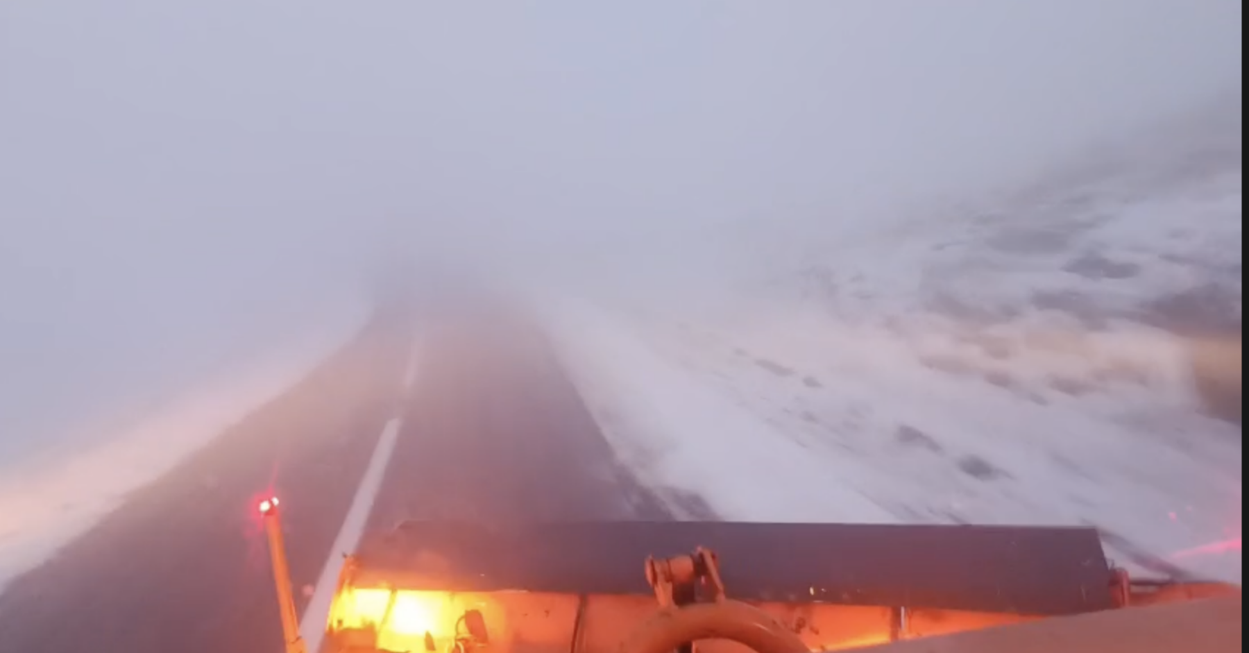 Prima ninsoare din acest an pe Transfăgărășan a început pe 22 septembrie. Foto: Captură video DRDP Brașov