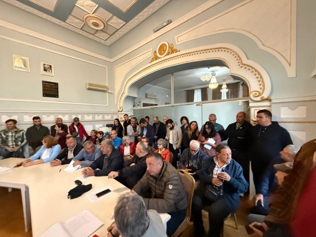 La discuțiile de la Săliște, locuitorii Mărginimii s-au interesat de efectele asupra mediului și sănătății populației. Foto: Facebook / Mihai Goțiu