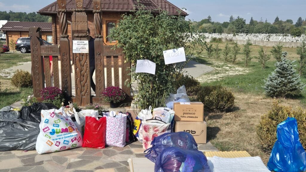 Locul unde sunt lăsate donațiile pentru copiii din Iacobeni. Foto: turnulsfatului.ro