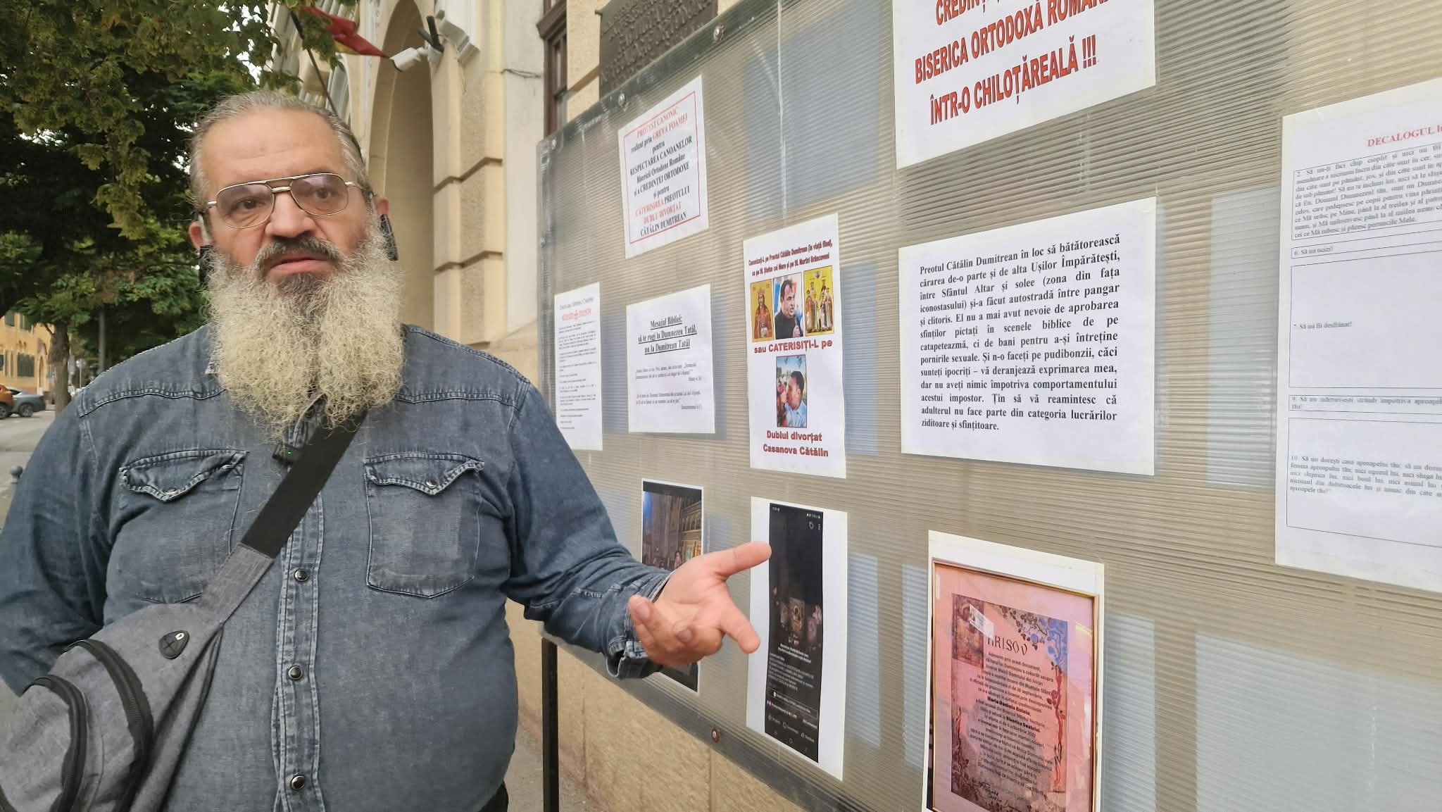 Doru Apostol a venit la protest cu un panou în care explică nemulțumirile și solicitările. Foto: Turnulsfatului.ro