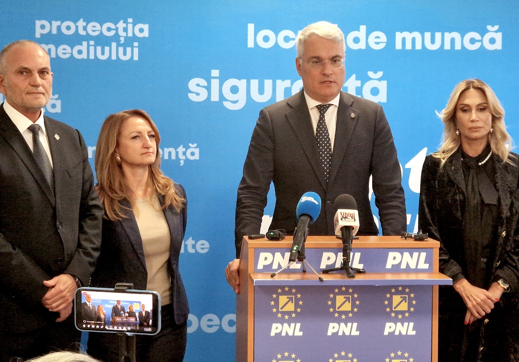 Ministrul interimar Dragoș Pîslaru, înconjurat de liberalii sibieni. Foto: turnulsfatului.ro