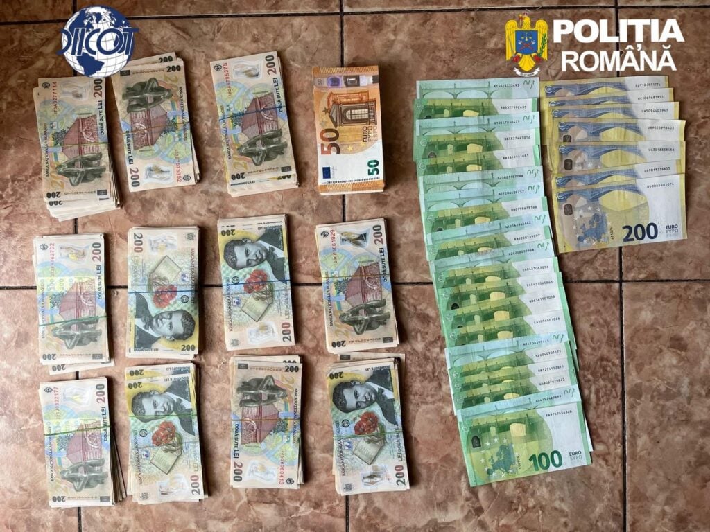 Banii găsiți de polițiști în cadrul acțiunii. Foto: IPJ Sibiu
