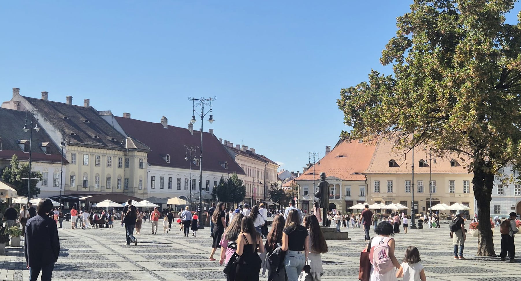 În prima zi de școală, Piața Mare din Sibiu s-a umplut de elevi care au mai profitat de vacanță. Foto: turnulsfatului.ro