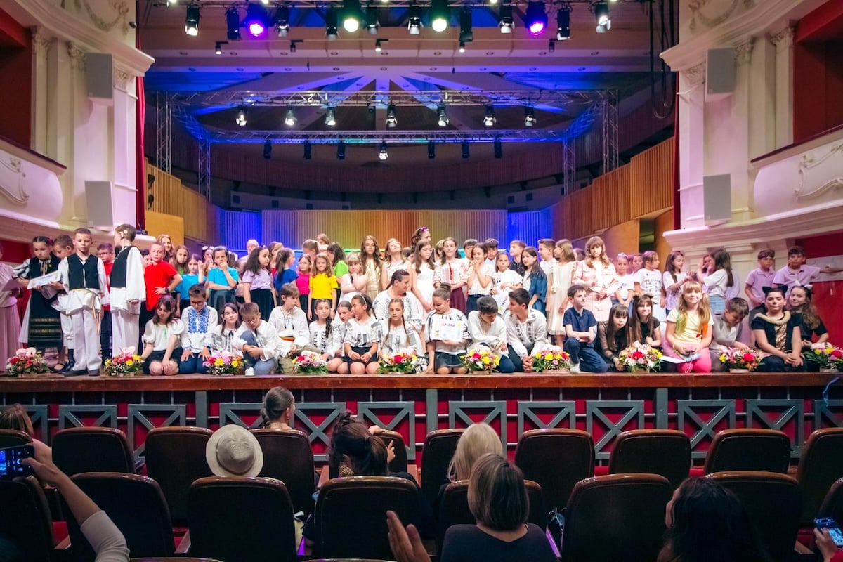 Sibiul a fost invitat la forum după ce organizatoarea a fost anul trecut la festival și la Cârța. A vrut să înțeleagă cum se face educație muzicală în România. A studiat aceste aspecte în mai multe țări, în calitate de muzician și pedagog muzical, în cadrul lucrării ei de doctorat. Foto: Școala Nicolae Iorga