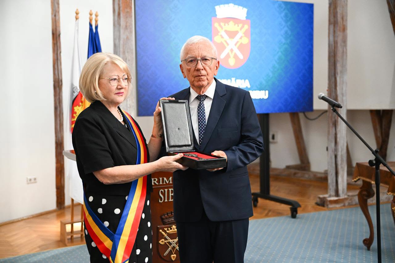 Astrid Fodor i-a înmânat lui Ioan Deac cheia orașului Sibiu. Foto: Facebook / Primăria Sibiu