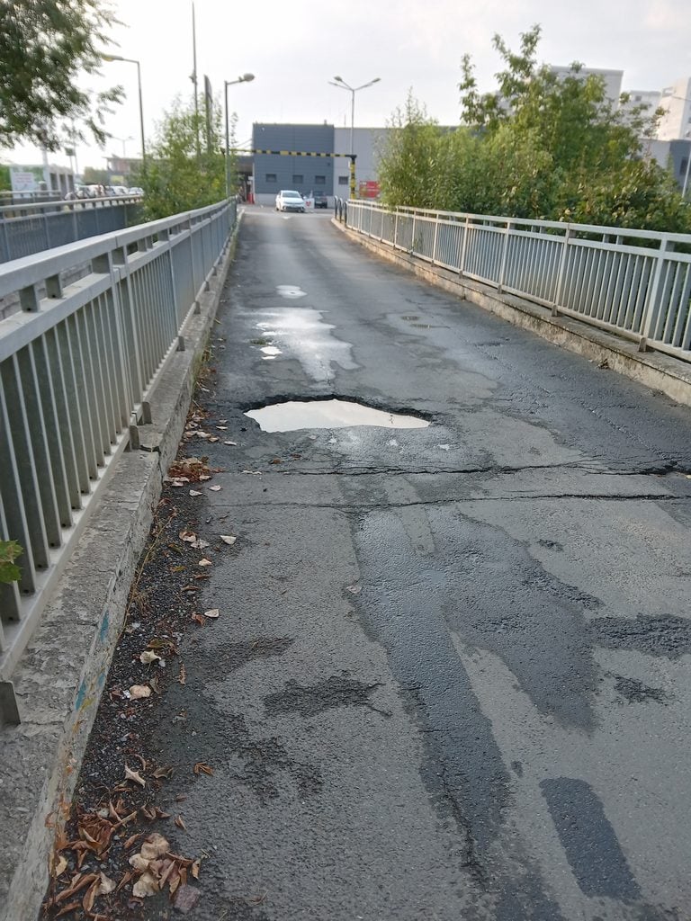 Groapa de pe podul Kaufland Șelimbăr  era veche de aproape doi ani. Foto: turnulsfatului.ro