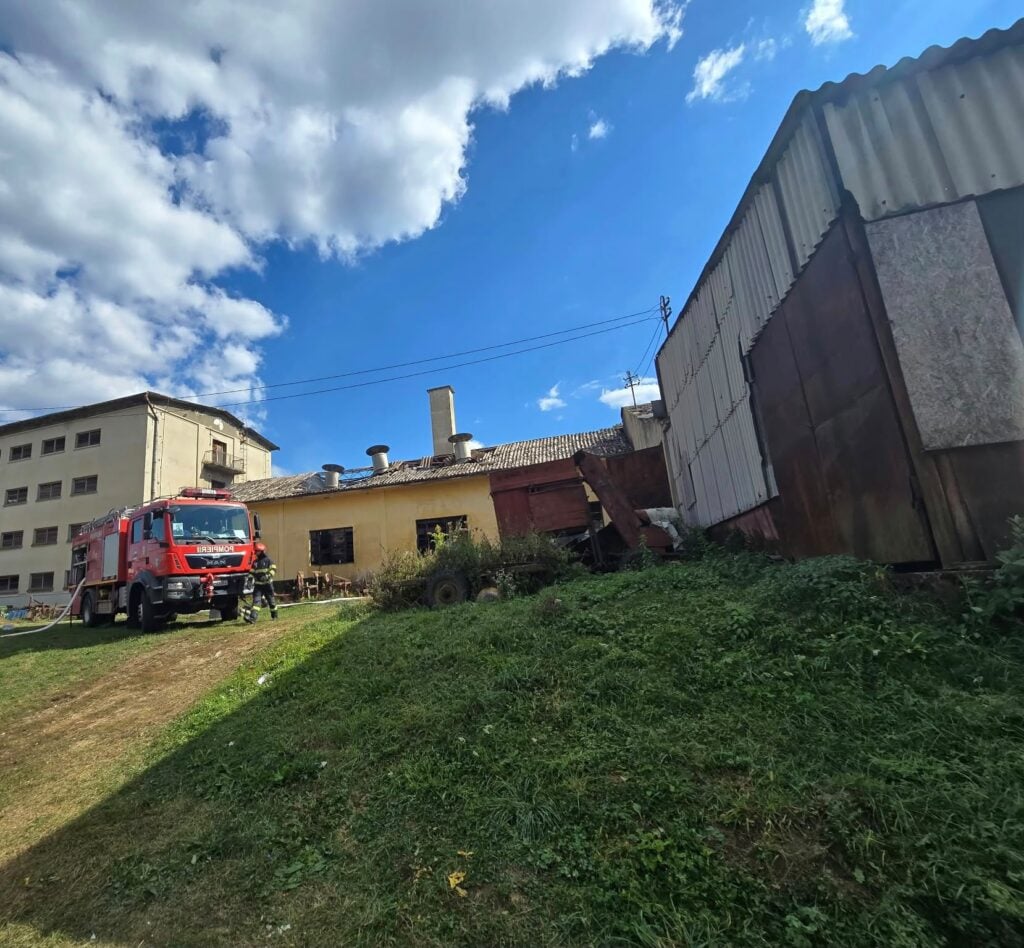 Pompierii sibieni intervin pentru combaterea incendiului. Foto: ISU Sibiu