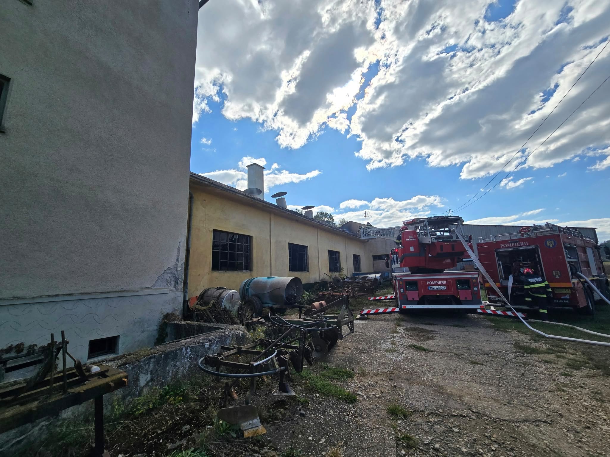 Indendiu la o hală de procesare a hameiului în Laslea. Foto: ISU Sibiu