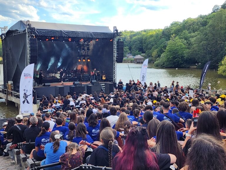 Anul acesta în cadrul concertului Manifest din cadrul Guitar Meeting Festival s-a înregistrat un record de peste 1200 de chiariști participanți. Foto: turnulsfatului.ro