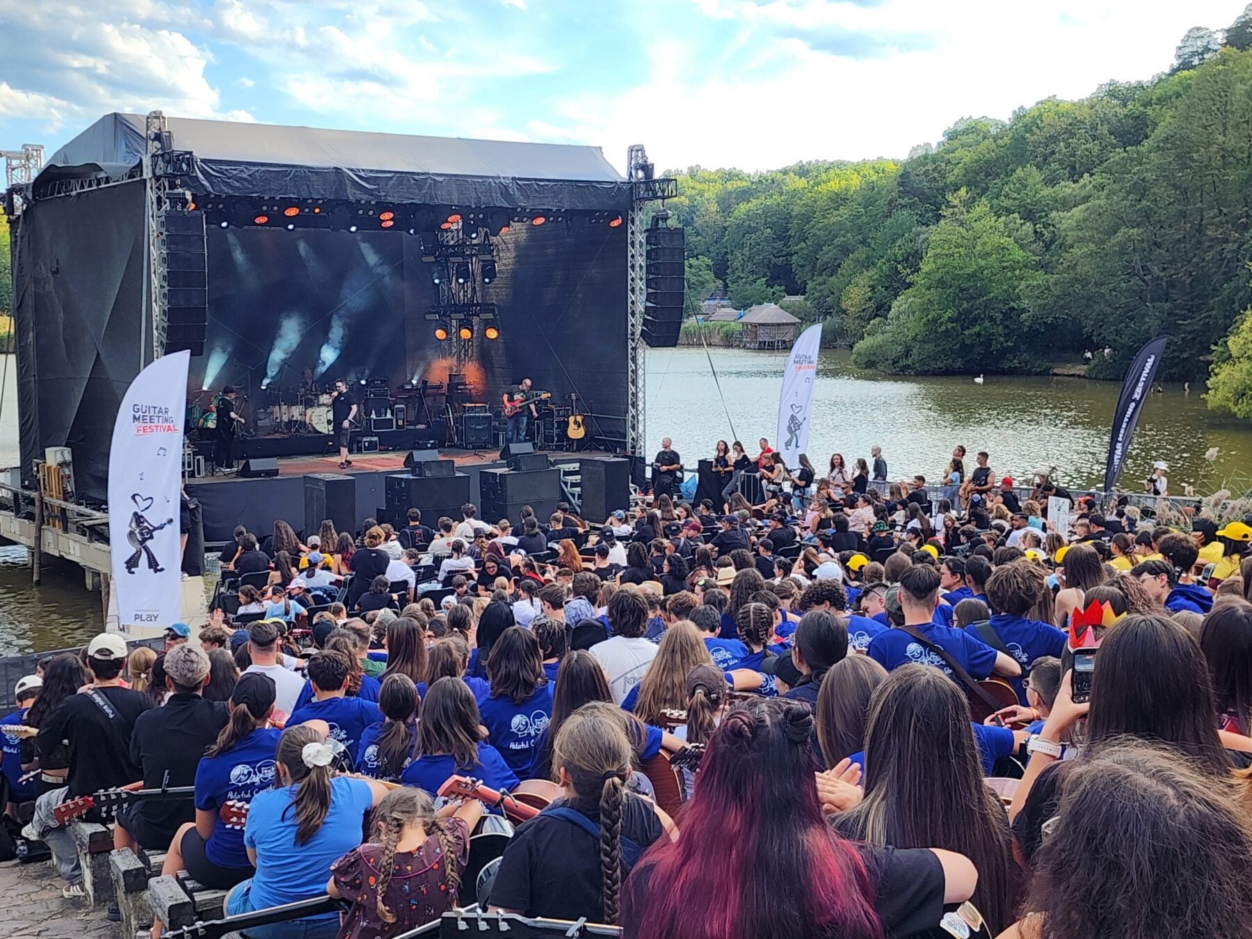 Anul acesta în cadrul concertului Manifest din cadrul Guitar Meeting Festival s-a înregistrat un record de peste 1200 de chiariști participanți. Foto: turnulsfatului.ro