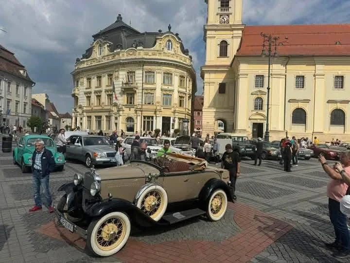 Mașini de epocă expuse în centrul Sibiului. Foto: Retromobil Club Romania
