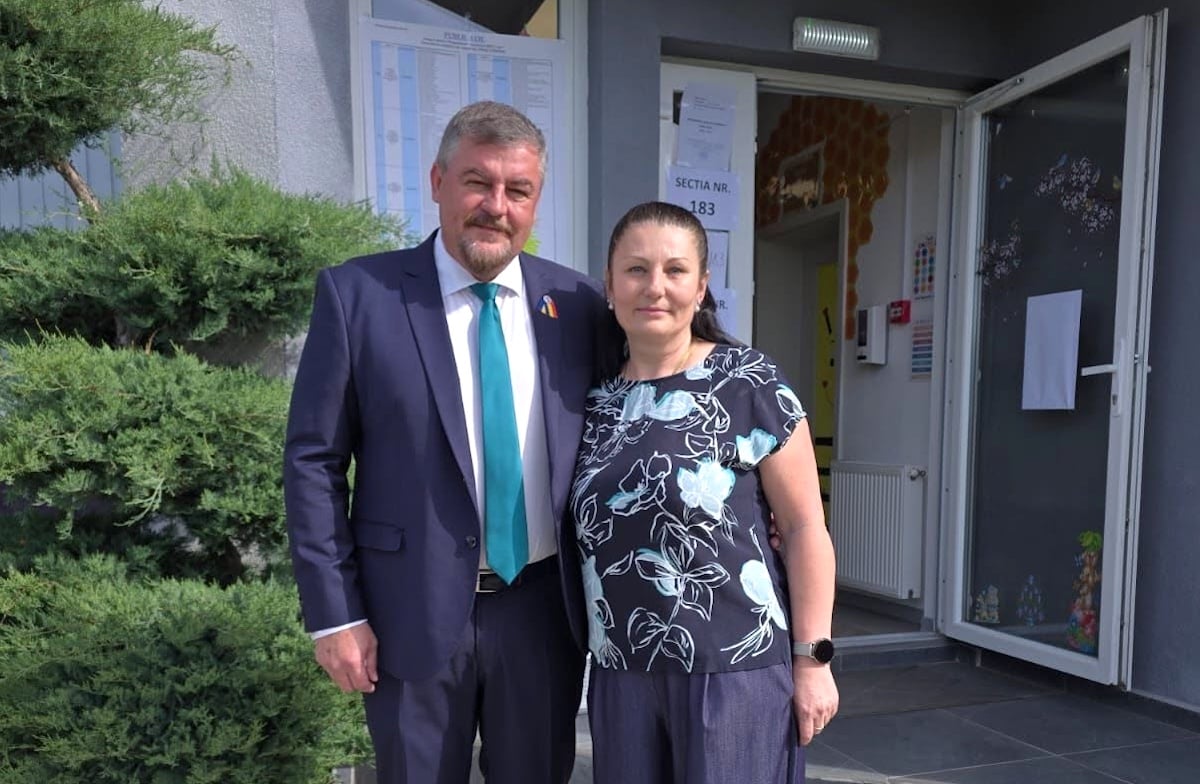 Mircea Orlățan, primarul Cisnădiei, și Oana Ungur, administratorul public demisionar. Foto: Facebook / Oana Ungur