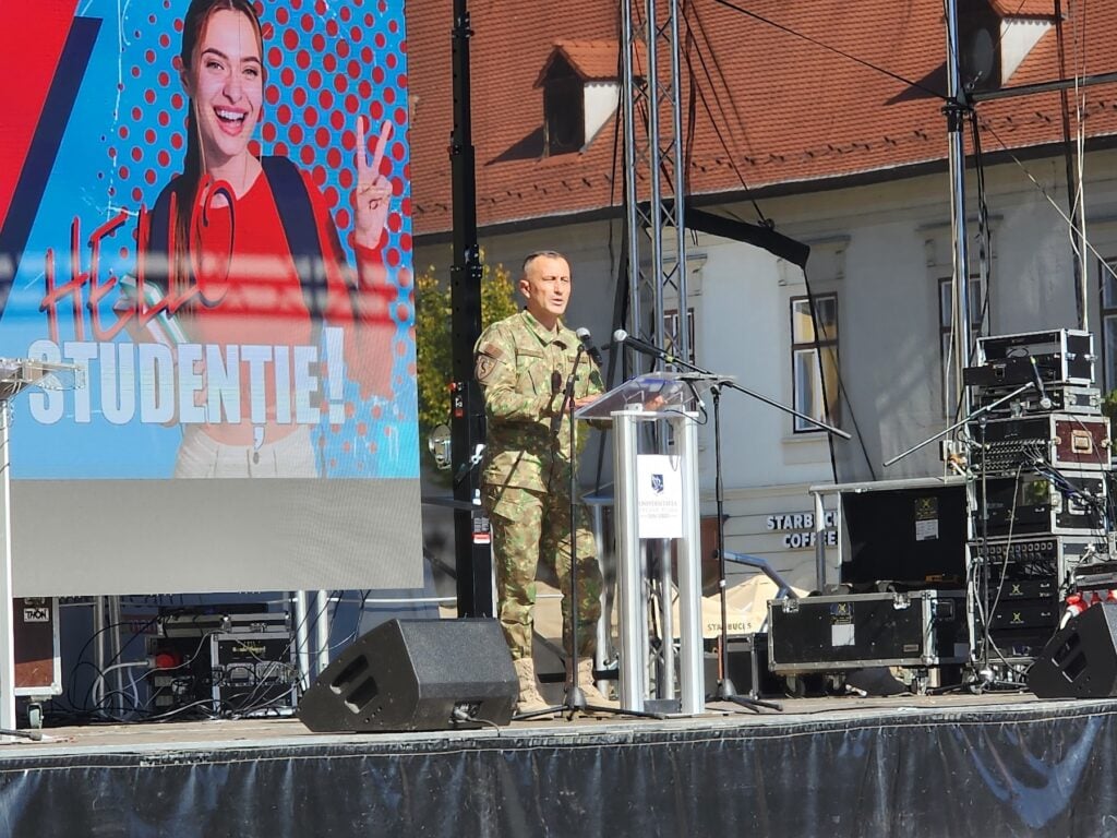 Pregătirea oferită de AFT include leadership adaptiv, inteligență artificială și folosirea sistemelor autonome în procesul educațional. Foto: turnulsfatului.ro
