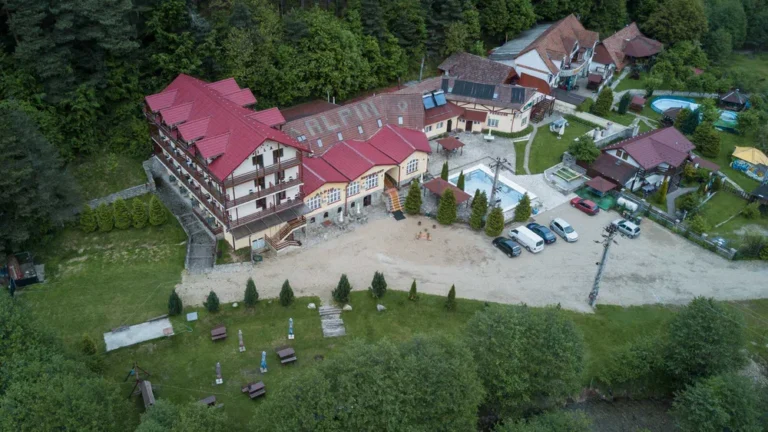 La Păltiniș și pe Valea Ștezii, mai multe pensiuni și hoteluri sunt scoase la vânzare pentru sume care se apropie sau depășesc un milion de euro. Foto: olx.ro