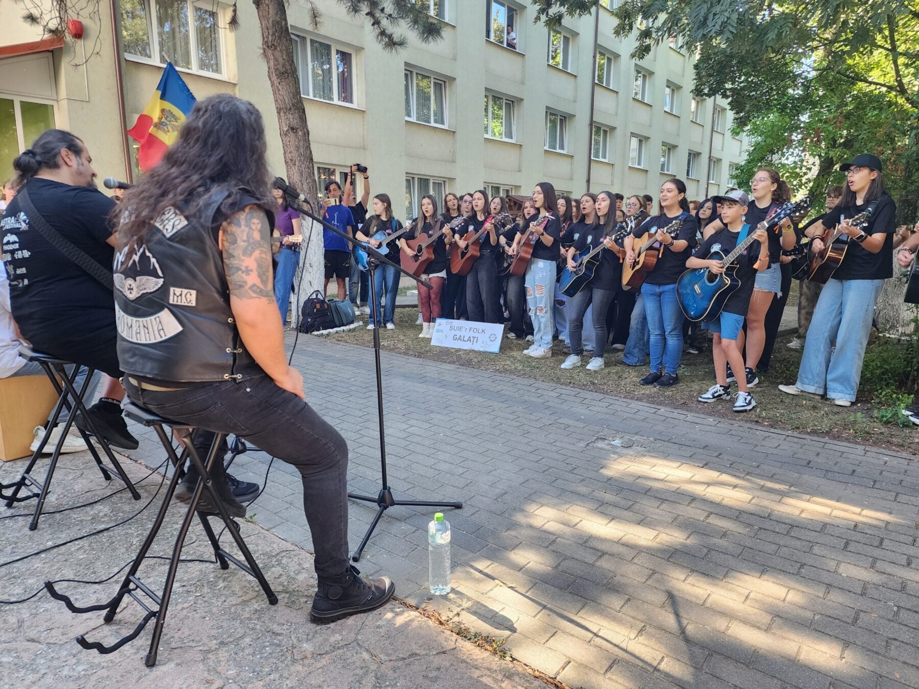 Tinerii chitariști au cântat alături de trupa Phoenix cântecele legendare ale trupei. Foto: turnulsfatului.ro