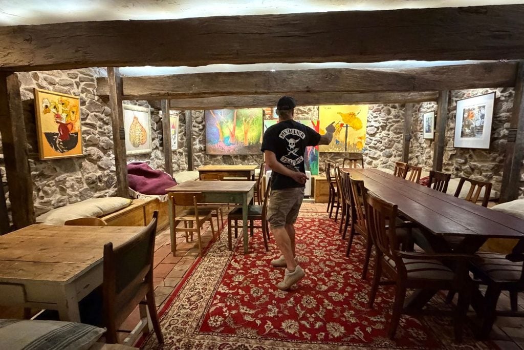 În pivnița pensiunii poți servi micul dejun în mijlocul unei galerii de artă.