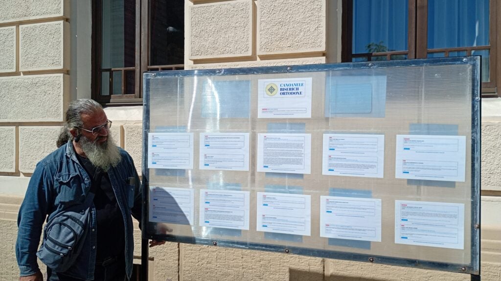 Alostol, alături de panoul cu documentația religioasă care justifică actul de protest. Foto: turnulsfatului.ro