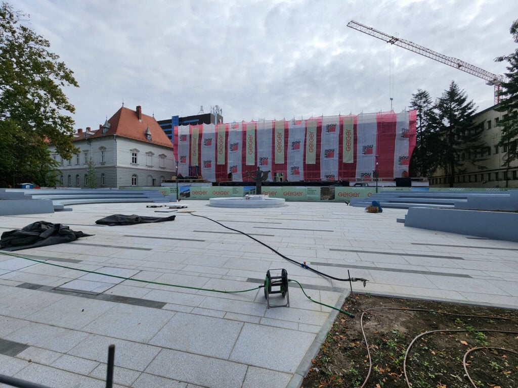 Termenul de încheiere a lucrărilor afișat pe panoul de informații indică data de 30 septembrie 2026. Foto: turnulsfatului.ro