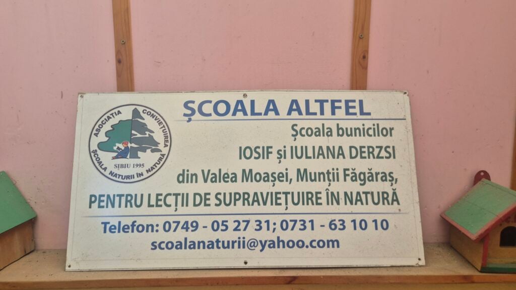 Școala bunicilor Iosif și Iuliana a început dintr-o întâmplare pe care a avut-o cu doi copii. Foto: turnulsfatului.ro
