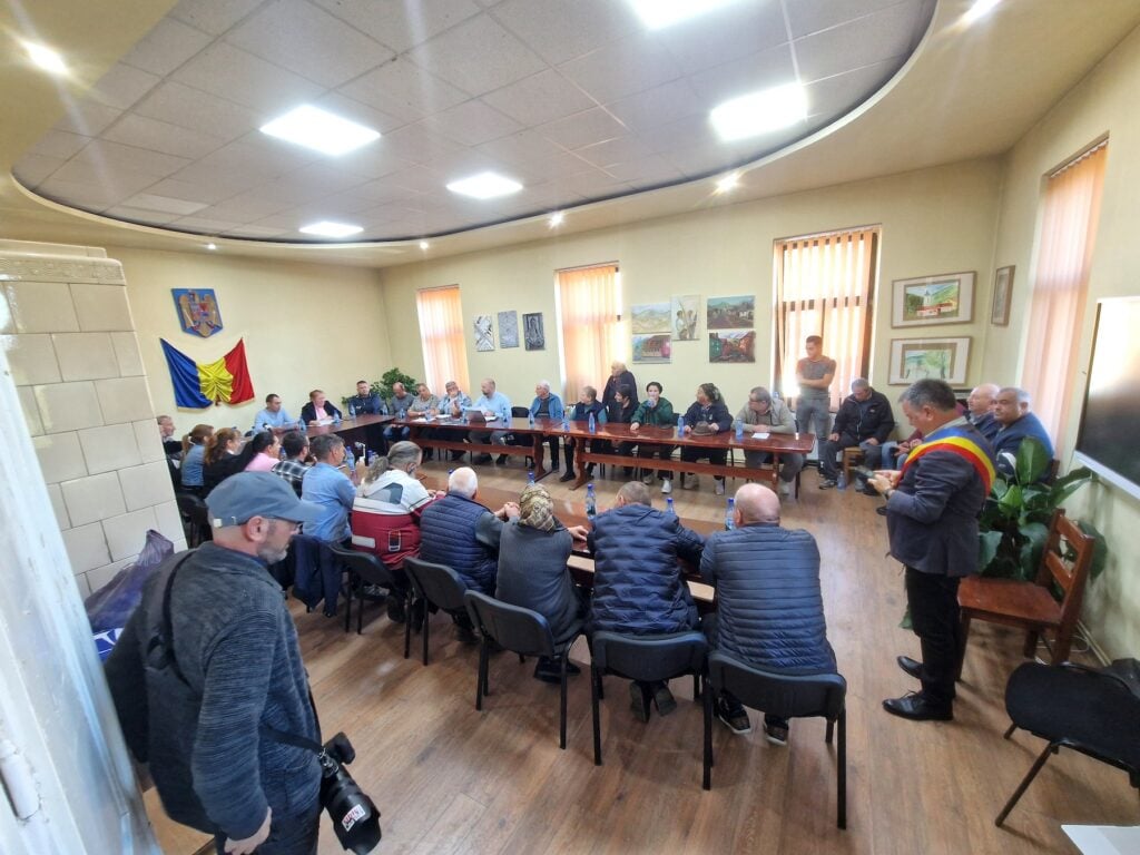 Cetățenii prezenți la ședință s-au arătat clar împotriva unei mine deschise la Rășinari. Foto: turnulsfatului.ro