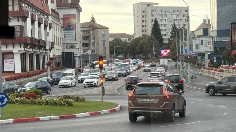 Semafoarele din giratoriul din Piața Unirii vor fi puse în funcțiune după colectarea datelor de trafic. Foto: turnulsfatului.ro