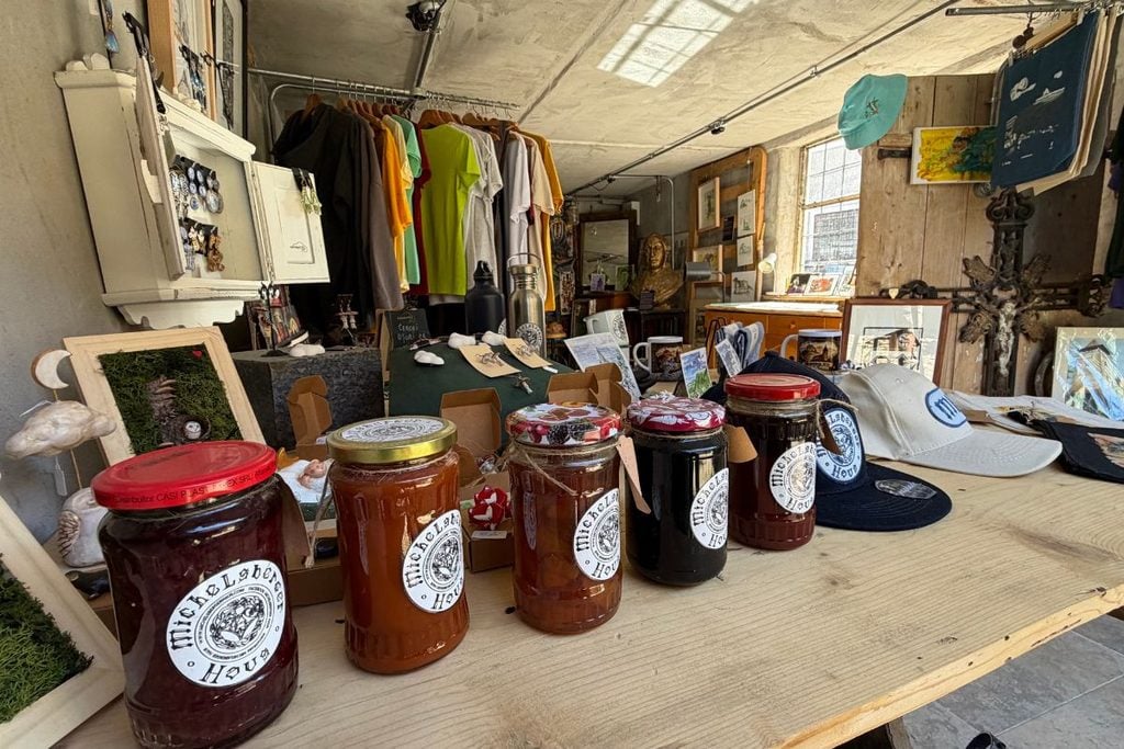 Din shop-ul pensiunii poți lua acasă o mică parte din bunătățurile așezate pe masă.