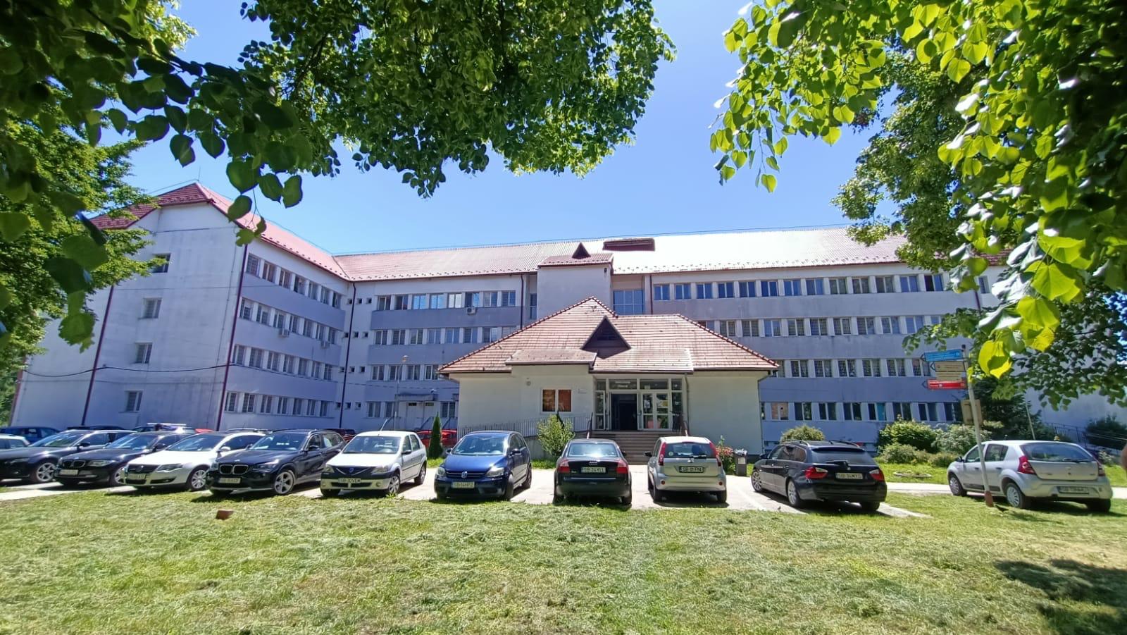 Lucrările la Pavilionul C17 a spitalului prevăd printre altele izolarea clădirii, refacerea terasei acoperișului și înlocuirea tâmplăriei.
Foto: Consiliul Județean Sibiu