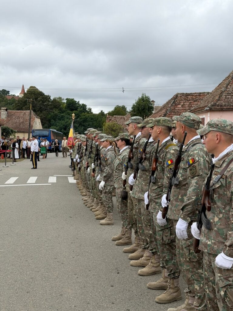 Militari prezenți la comemorarea accidentului aviatic al lui Ioan Stoica. Foto: Dragoș Lăpădat / Asociația Cordiana